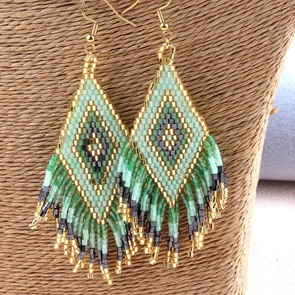 🆕️ Elegant Gold and Green Beaded Earrings - Picture 2 of 5